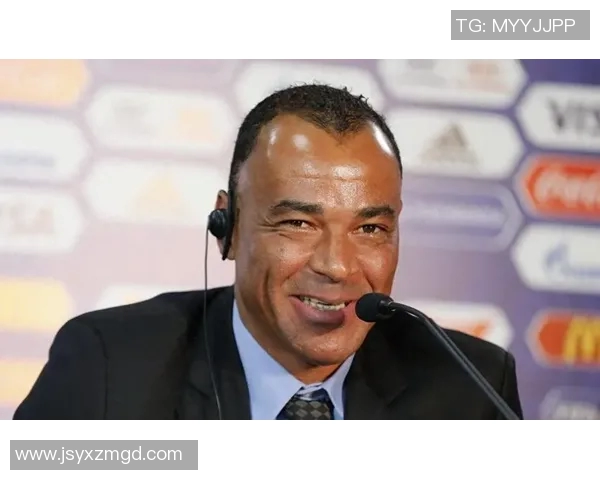 卡福重返绿茵场参与足球明星赛展现传奇风采与球迷共庆足球盛宴